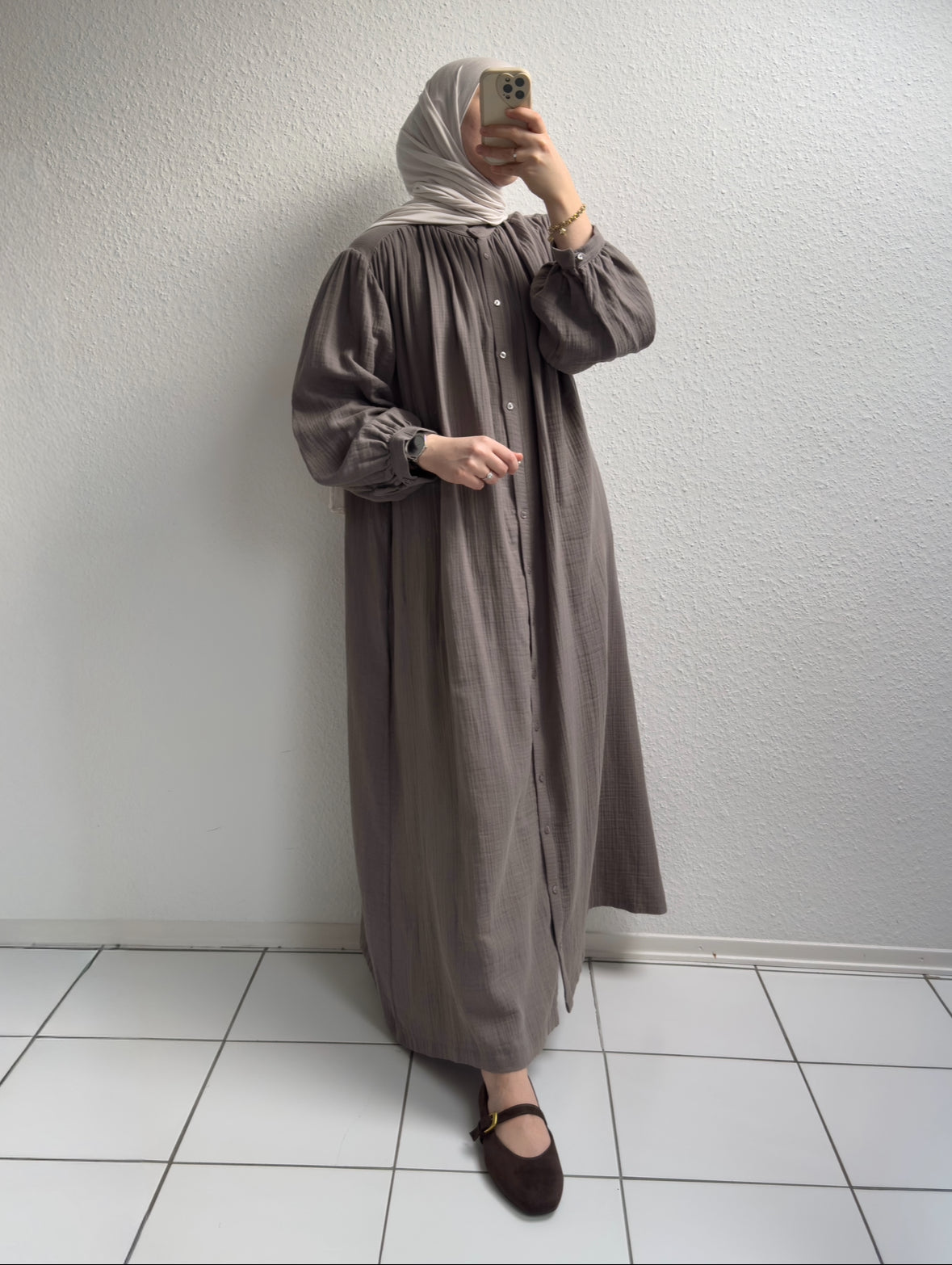 Geknöpftes Musselinkleid - Grau